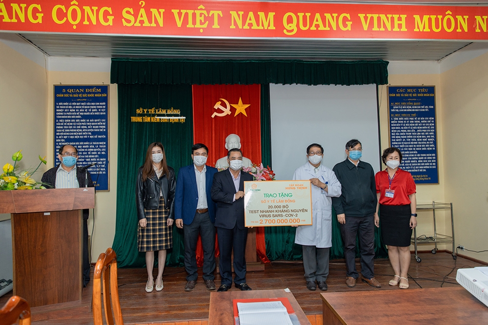 Ông Lê Hồng Việt - Phó Chủ tịch Tập đoàn Hưng Thịnh trao tặng 20.000 bộ kit xét nghiệm nhanh SARS-CoV-2 cho đại diện Sở Y tế tỉnh Lâm Đồng