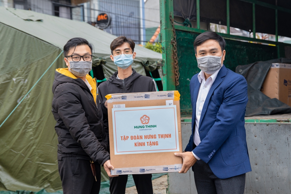 Các bộ kit xét nghiệm nhanh SARS-CoV-2 do Tập đoàn Hưng Thịnh trao tặng nhanh chóng được chuyển đến các khu cách ly và bệnh viện điều trị Covid-19 của tỉnh Lâm Đồng