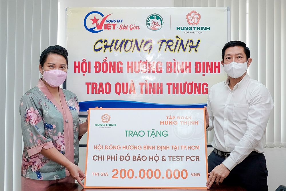 Đại diện Tập đoàn Hưng Thịnh trao tặng 200 triệu đồng hỗ trợ chi phí mua đồ bảo hộ và xét nghiệm PCR cho đại diện Hội đồng hương Bình Định tại TP.HCM