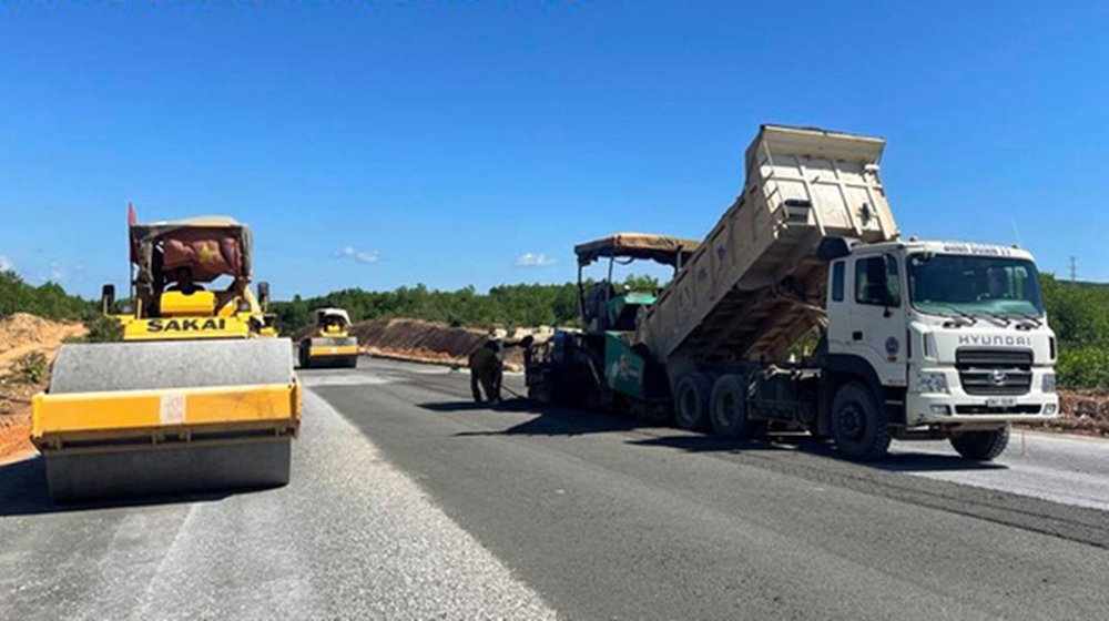 Thi công cấp phối đá dăm đoạn cao tốc Cam Lộ - La Sơn thuộc dự án đường cao tốc Bắc - Nam phía Đông giai đoạn 2017-2020 - Ảnh: UÔNG VIỆT DŨNG